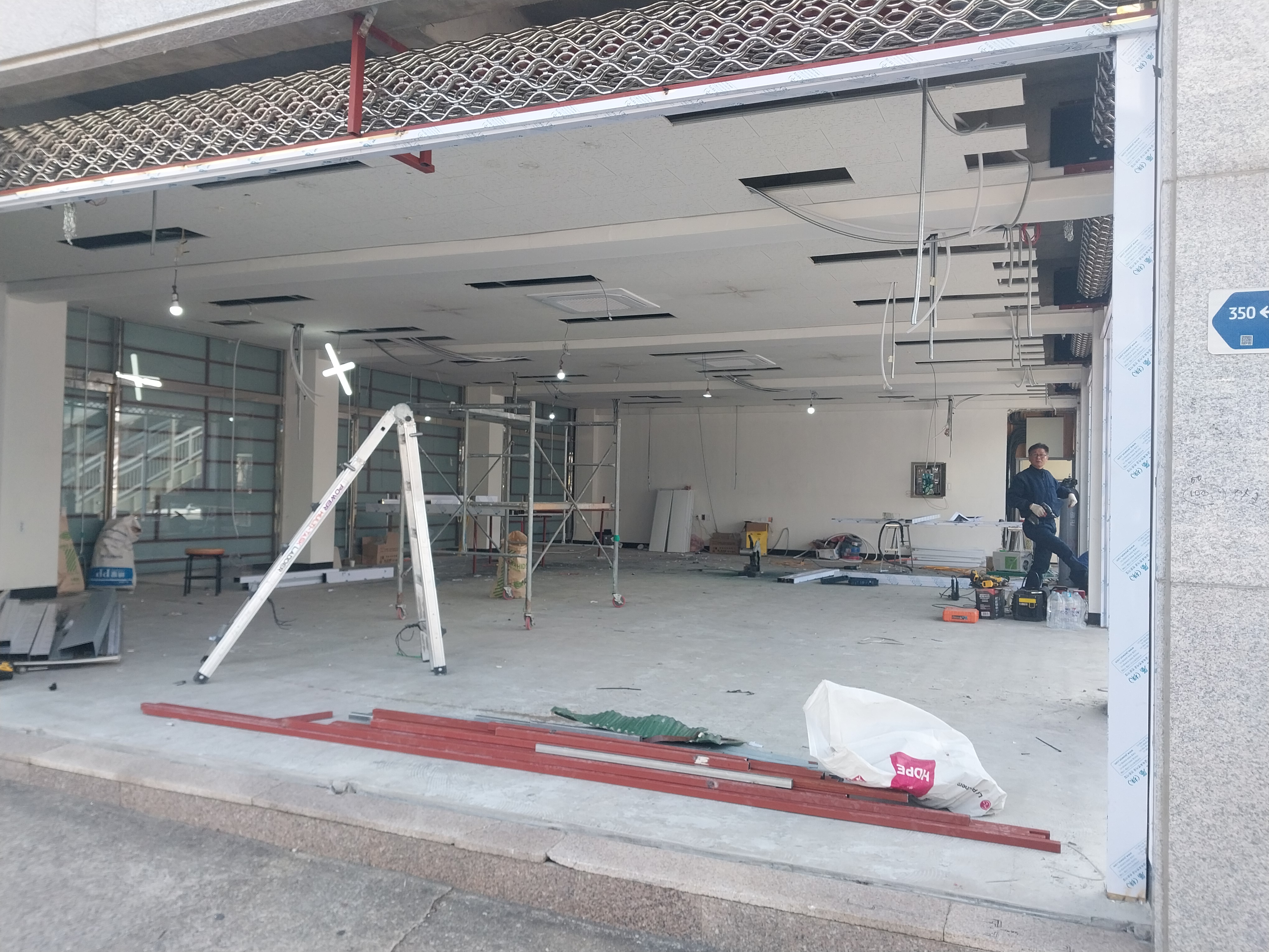 내부 천장 철골 작업